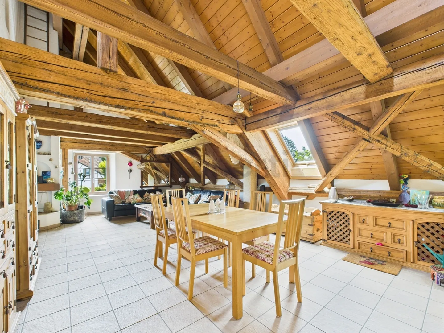 Exquisite 5.5-Zimmer Dachwohnung mit Gartenbereich in Oberglatt - Foto 1 von 11