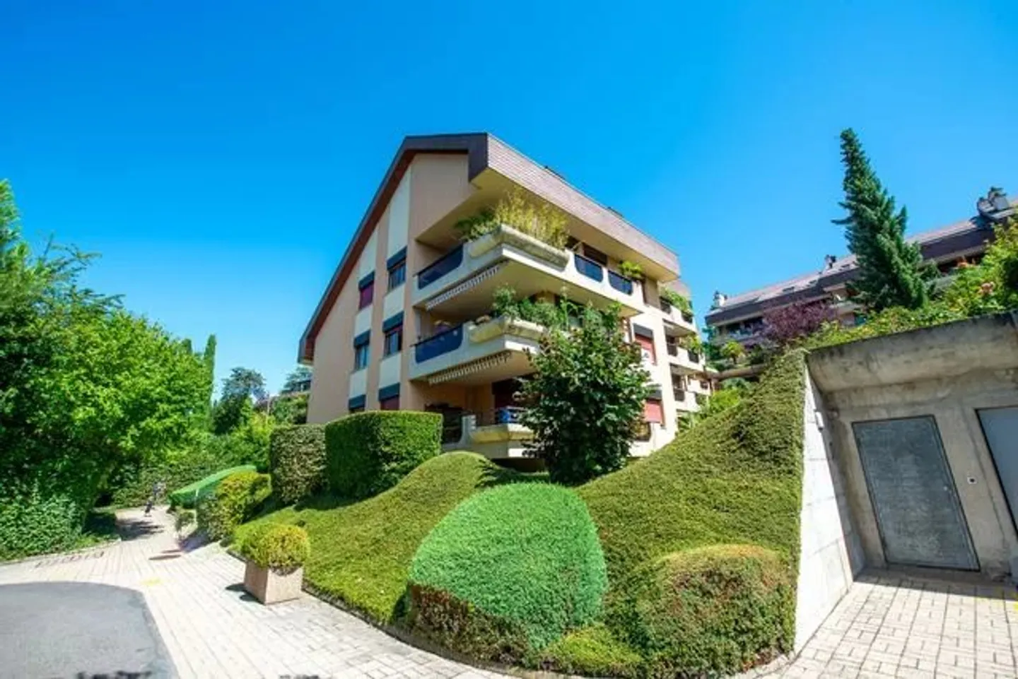 Furnished 2-room apartment on the lower ground floor with large balcony - Photo 1 of 9