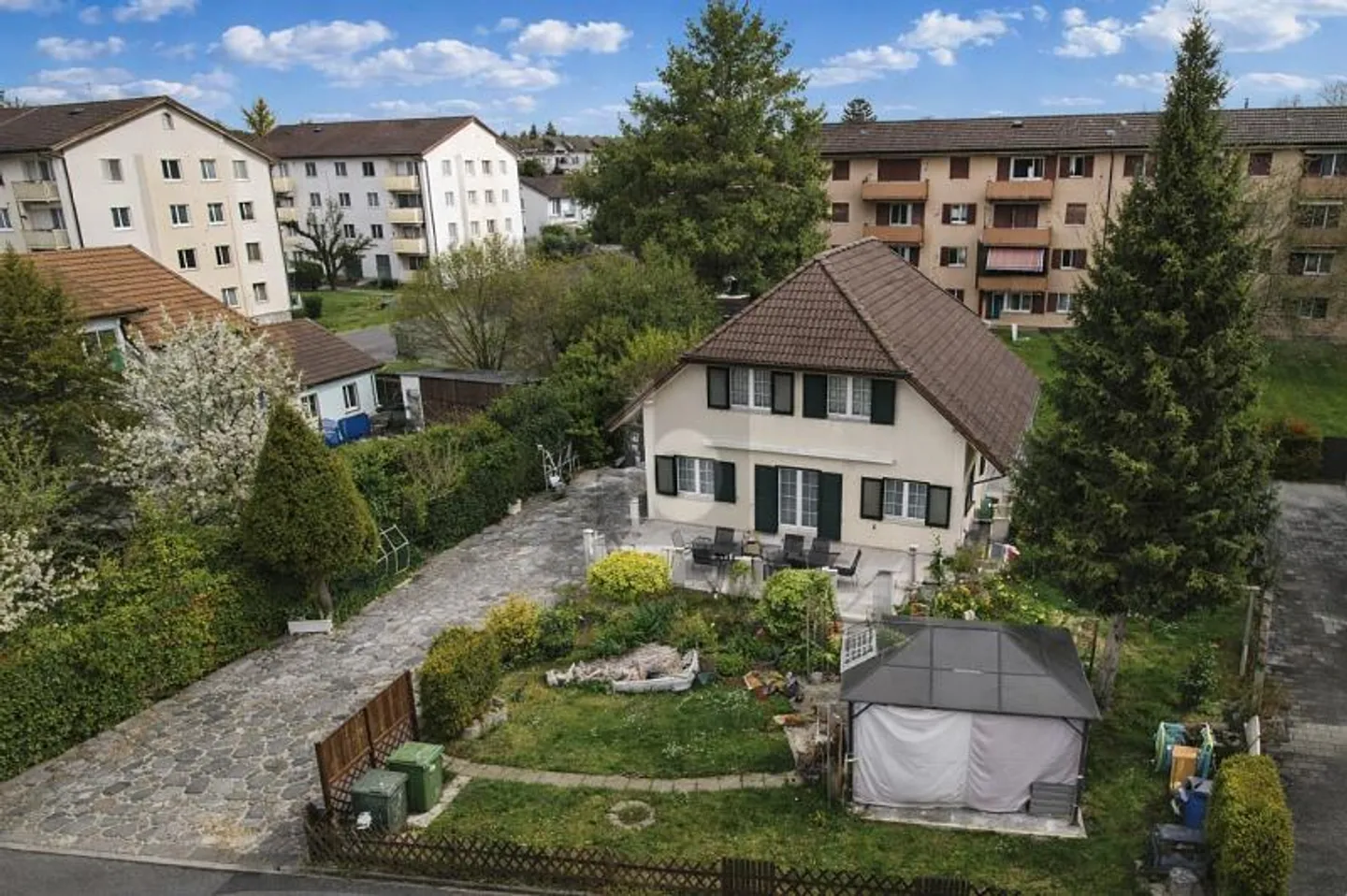 GIARDINO SOLEGGIATO CON MOLTO POTENZIALE (W4) - Foto 1 di 3