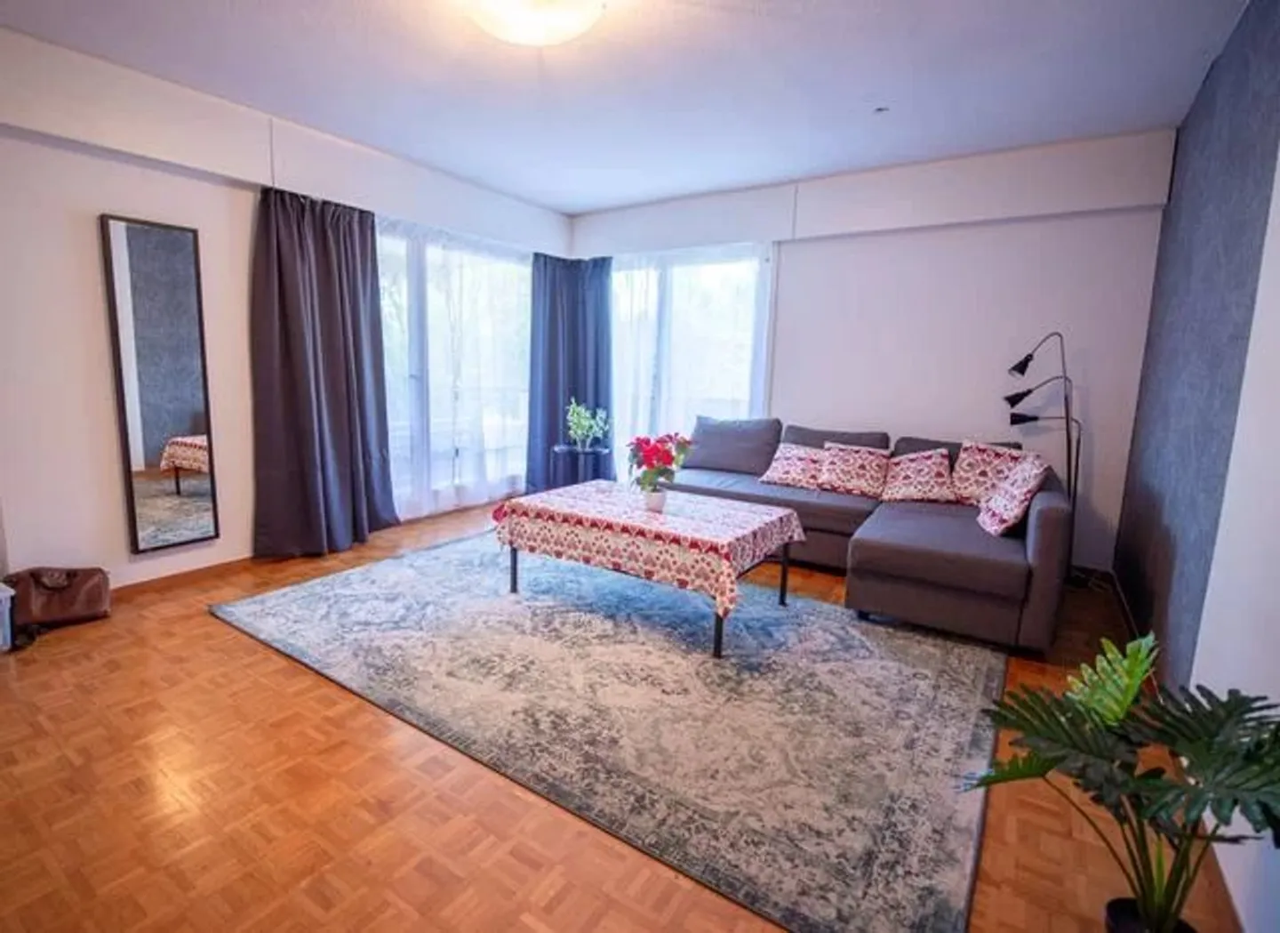 Furnished 2-room apartment on the lower ground floor with large balcony - Photo 2 of 9