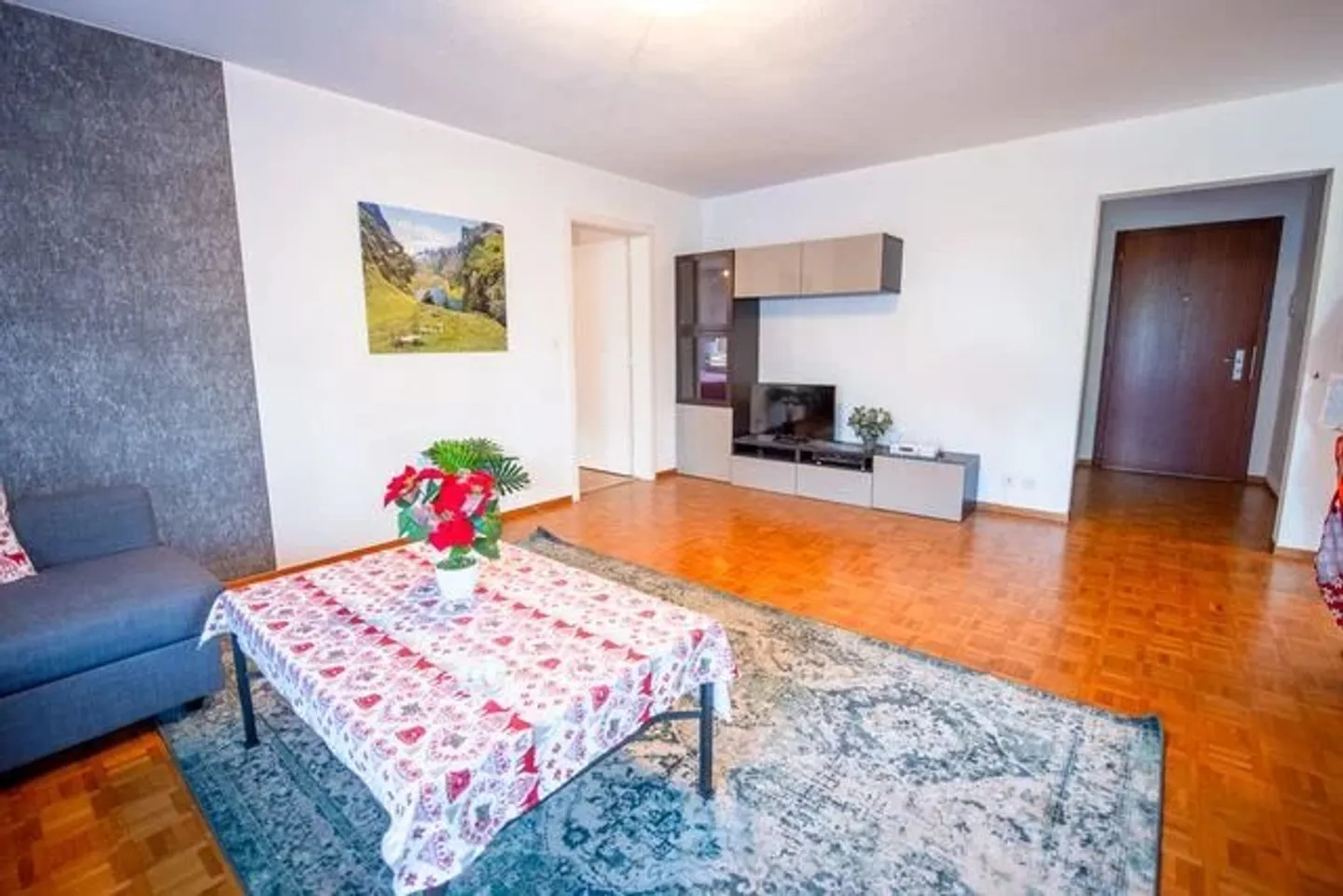 Furnished 2-room apartment on the lower ground floor with large balcony - Photo 3 of 9