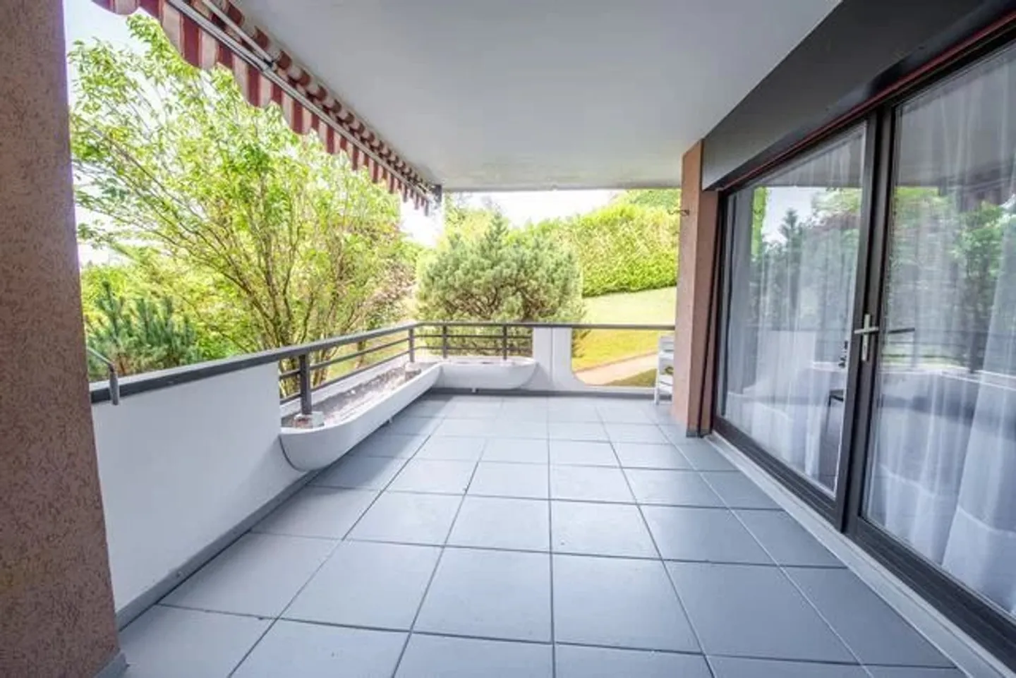 Furnished 2-room apartment on the lower ground floor with large balcony - Photo 5 of 9