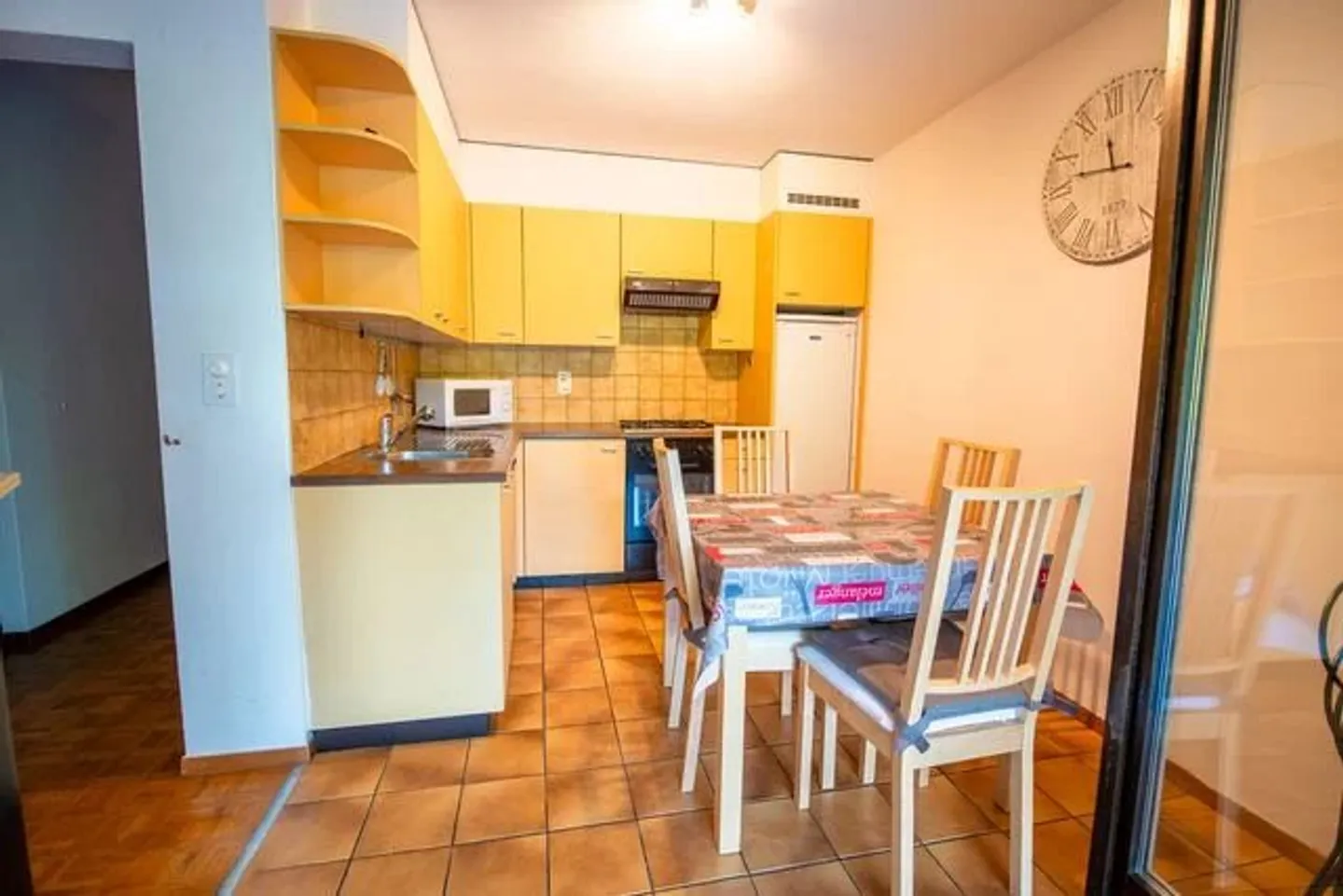 Furnished 2-room apartment on the lower ground floor with large balcony - Photo 4 of 9
