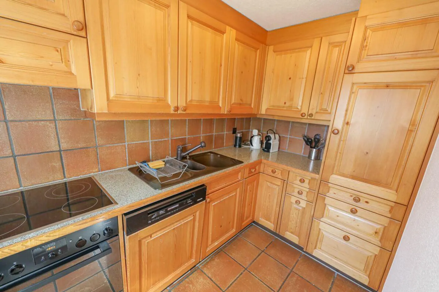 Charming 4.5 room apartment in a cozy chalet with garden - Photo 3 of 10