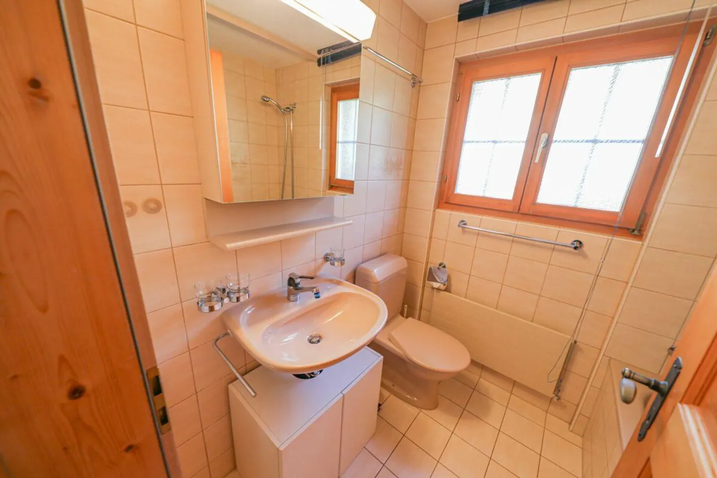 Charming 4.5 room apartment in a cozy chalet with garden - Photo 9 of 10