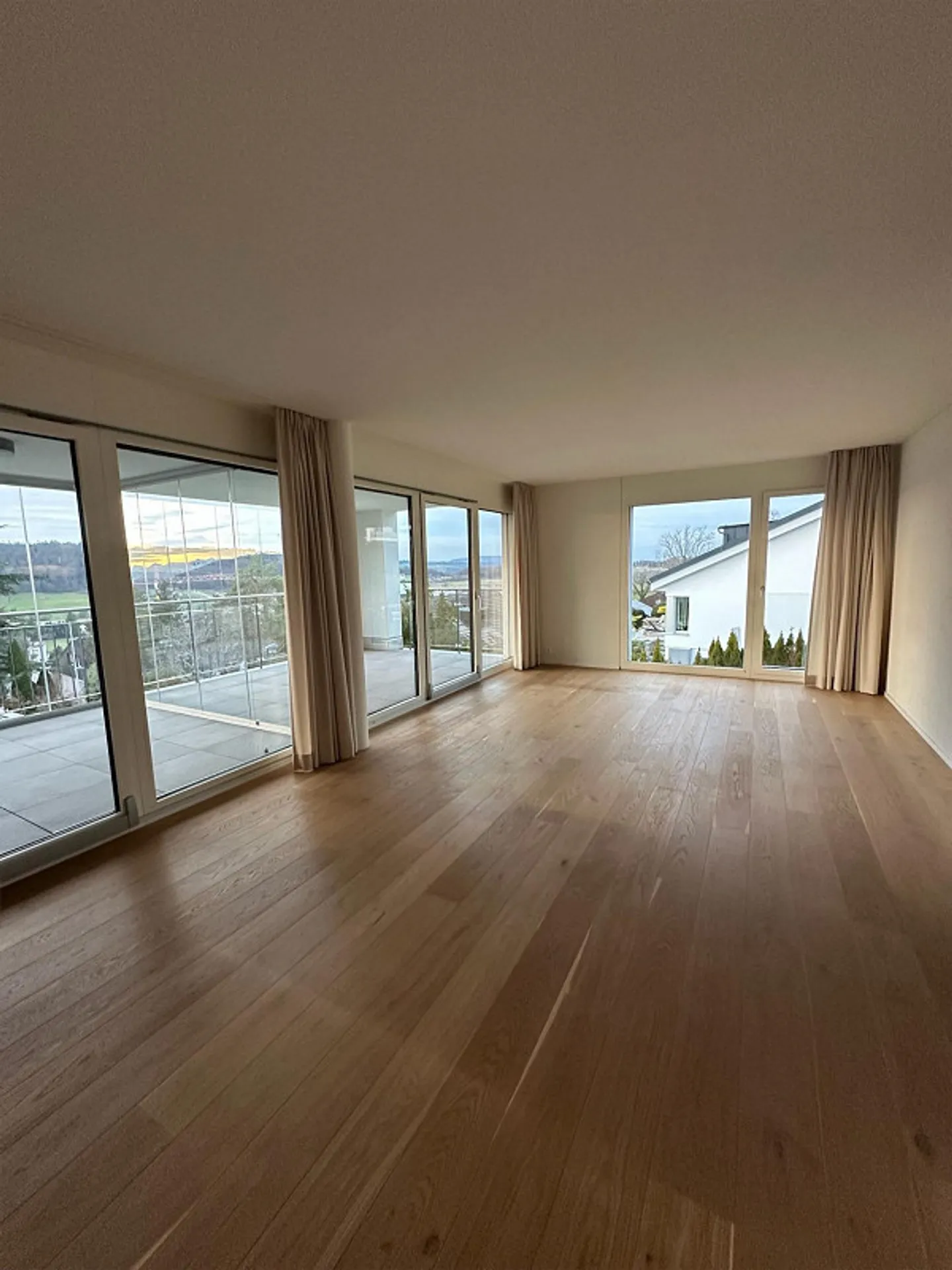 Large 3.5 room apartment including 2 parking spaces in the tax-friendly Wettswil - Photo 1 of 11