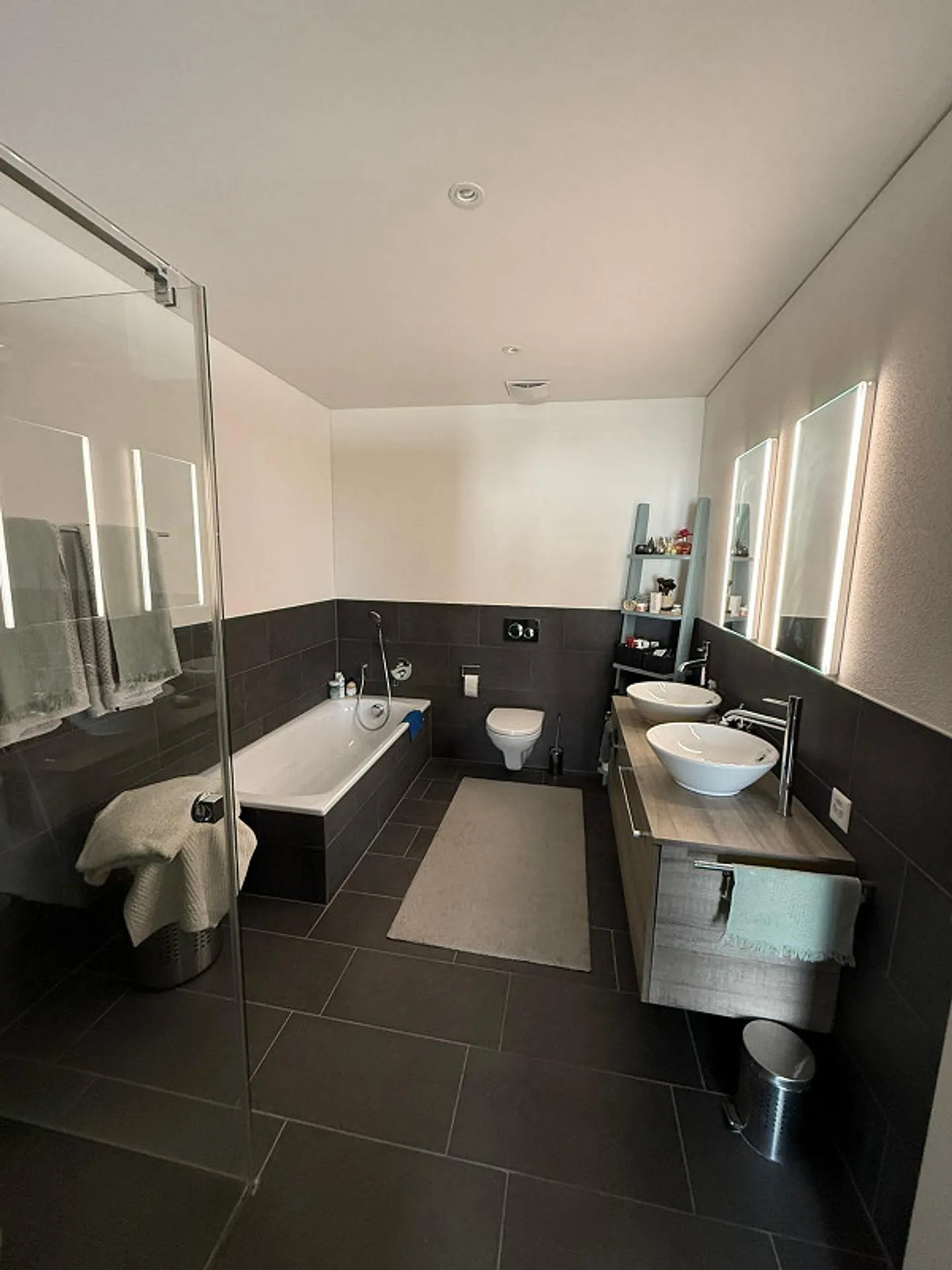 Large 3.5 room apartment including 2 parking spaces in the tax-friendly Wettswil - Photo 3 of 11