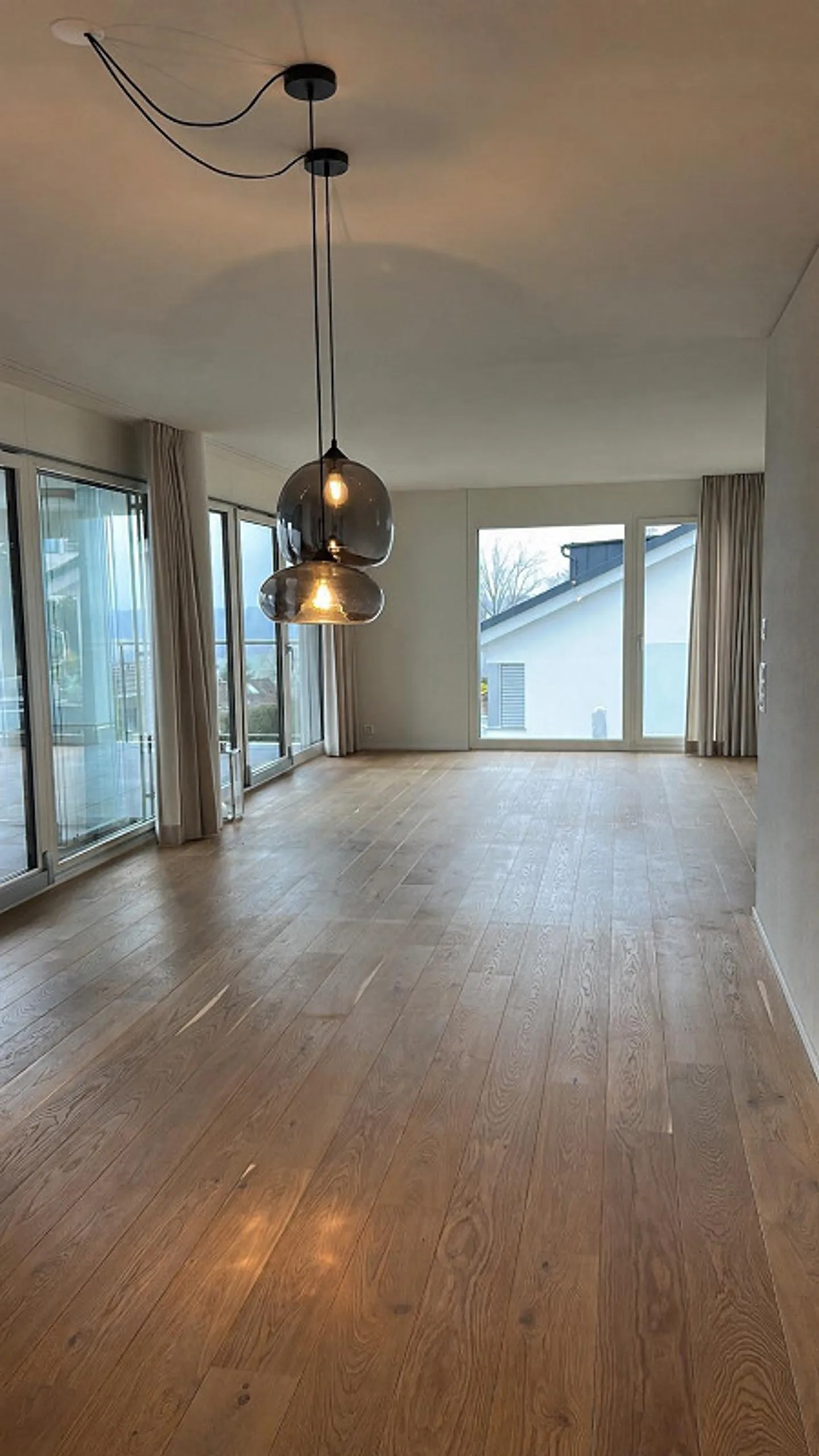 Large 3.5 room apartment including 2 parking spaces in the tax-friendly Wettswil - Photo 4 of 11