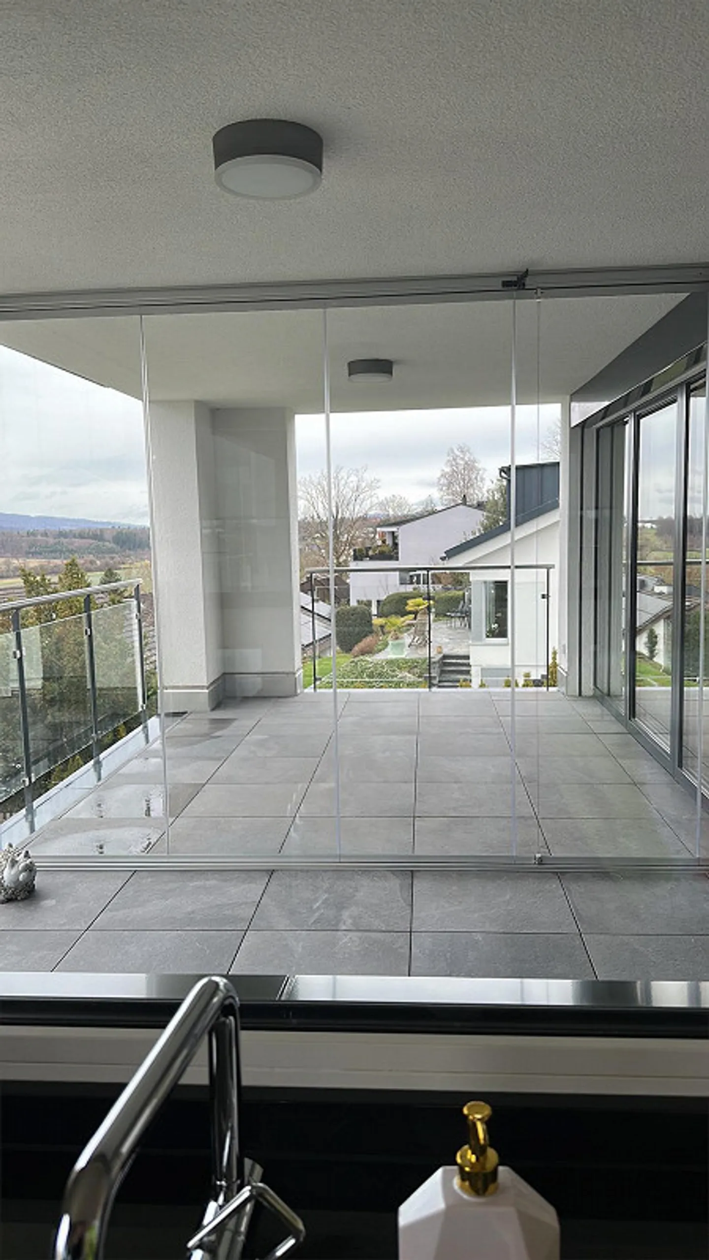 Large 3.5 room apartment including 2 parking spaces in the tax-friendly Wettswil - Photo 5 of 11