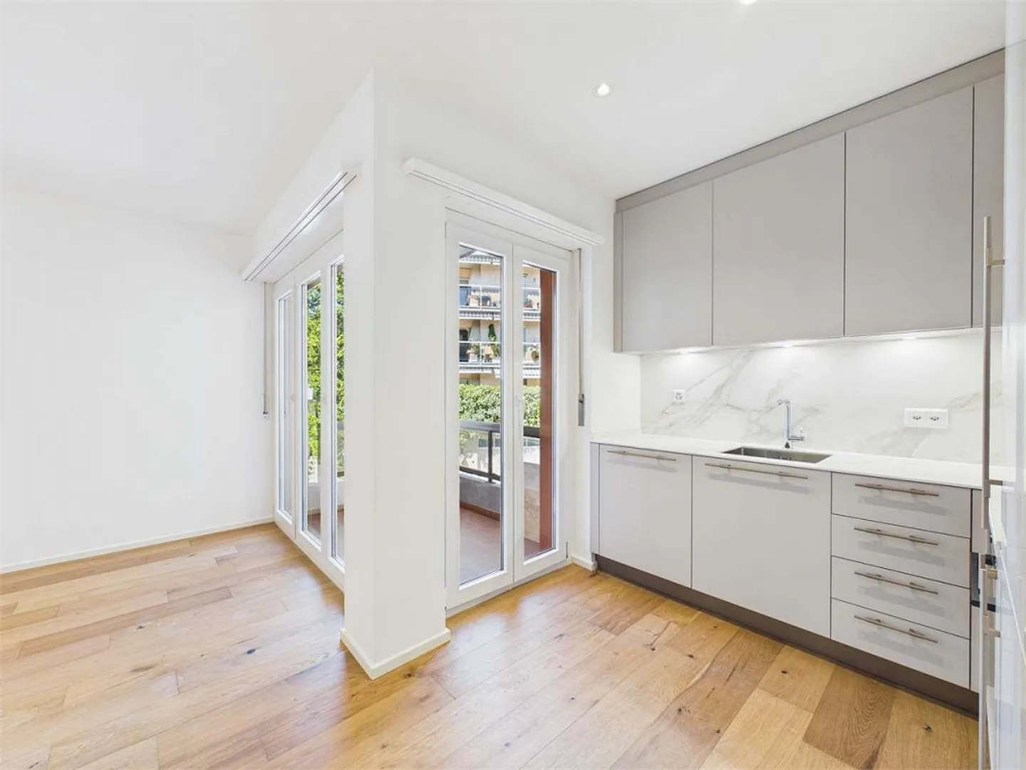 Appartement spacieux et lumineux de 2,5 pièces - Photo 2 sur 7