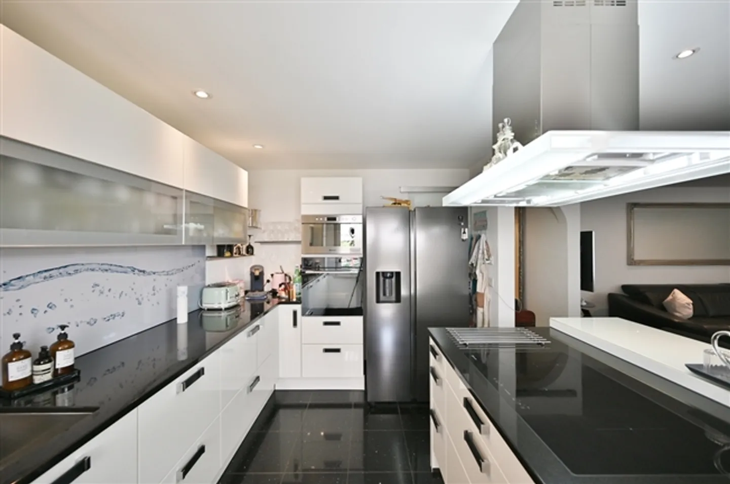 IDYLLIC LIVING EXPERIENCE IN PARK-LIKE SURROUNDINGS - Photo 4 of 11