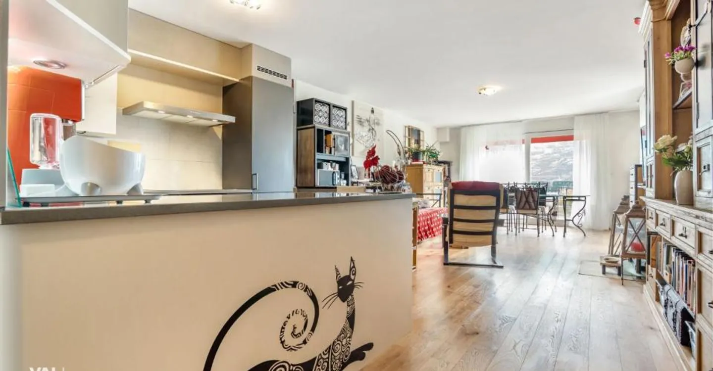 Cozy south-facing apartment - Photo 2 of 13