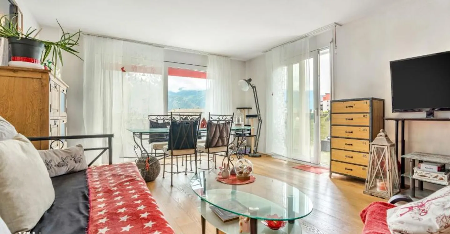 Cozy south-facing apartment - Photo 3 of 13