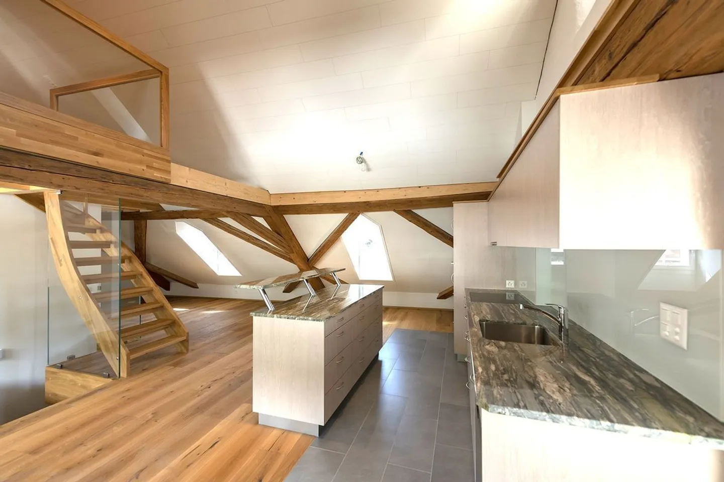 Renoviertes Penthouse mit Balkon - Foto 2 von 7