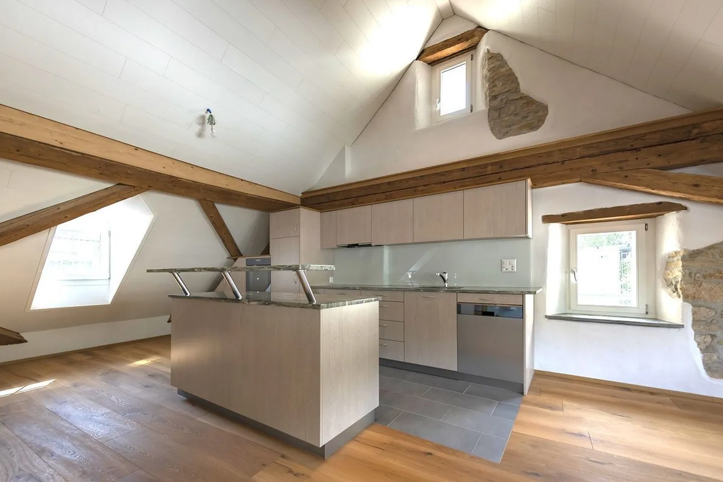 Renoviertes Penthouse mit Balkon - Foto 1 von 7