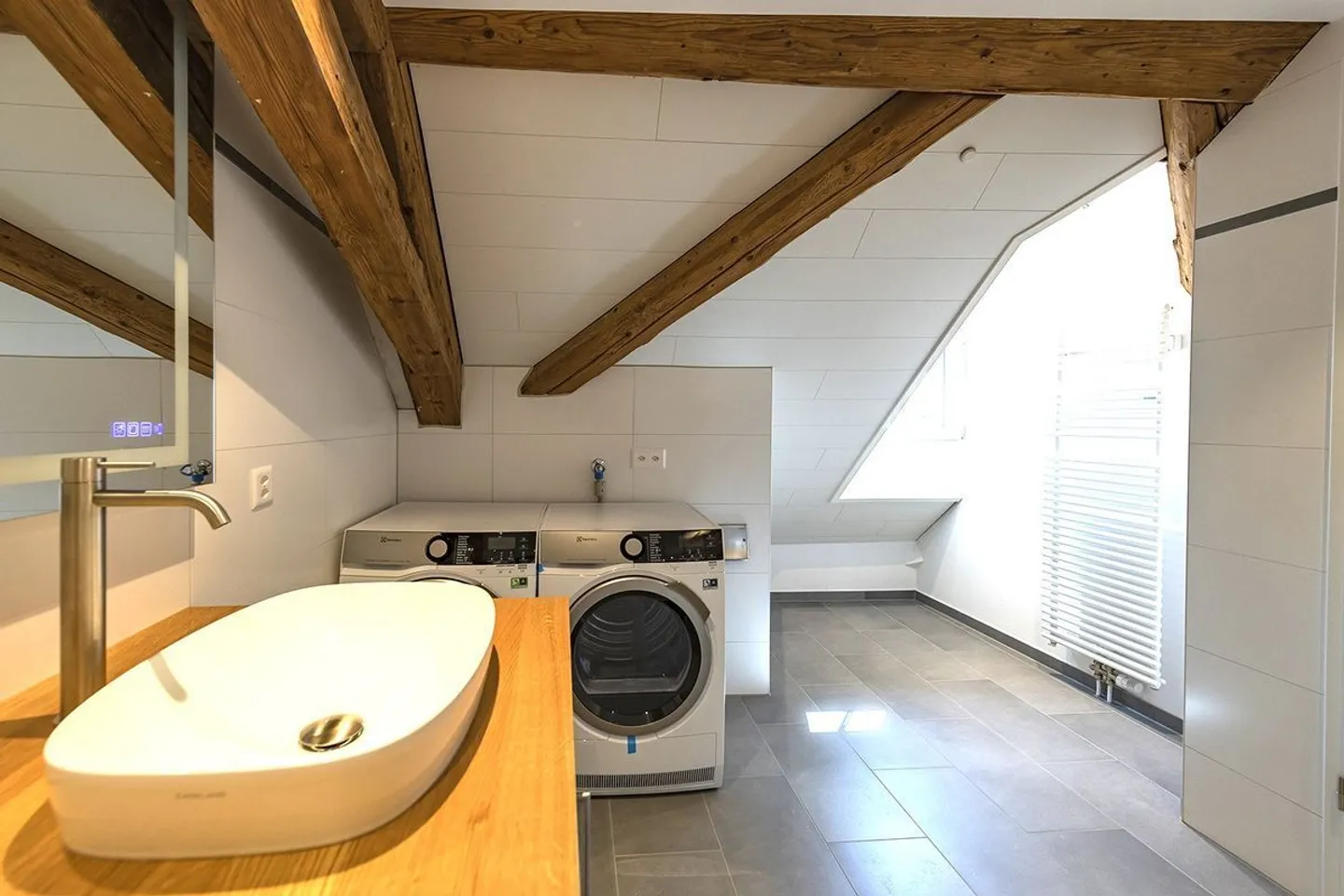 Renoviertes Penthouse mit Balkon - Foto 6 von 7