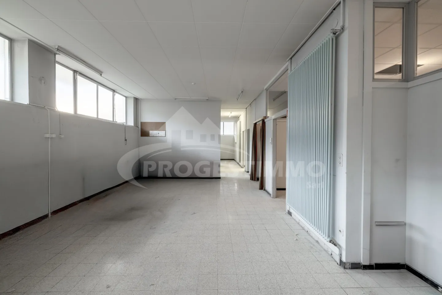 LARGE COMMERCIAL SPACE IN THE CENTER OF SION - Photo 2 of 11