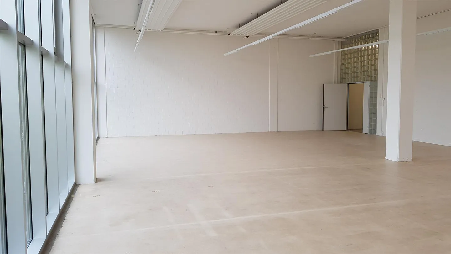 Bureau/ local commercial 1er étage bâtiment M 139m2 - Photo 2 sur 6