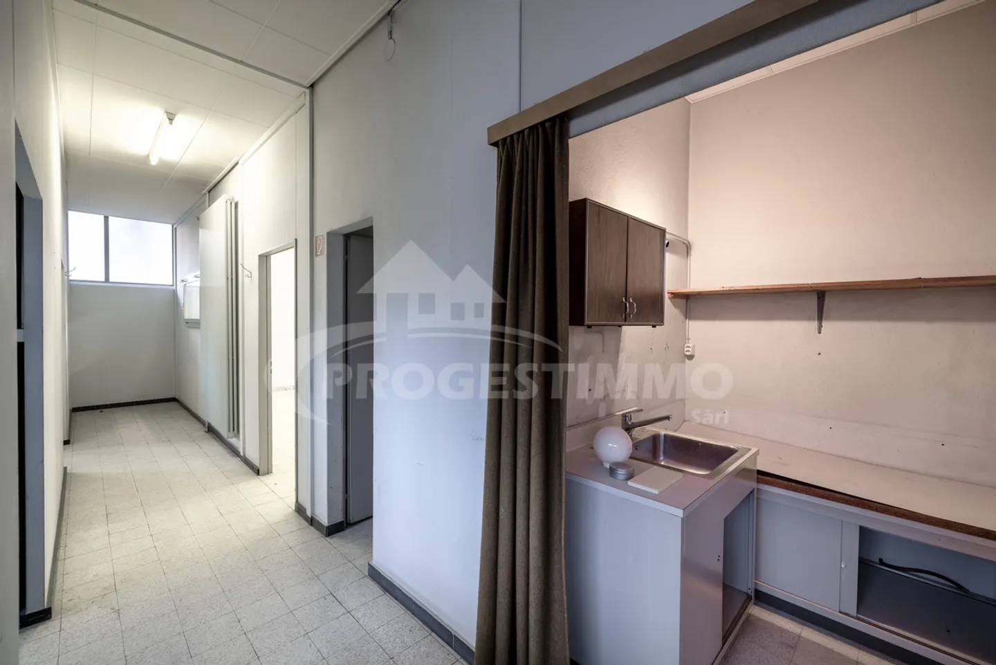 LARGE COMMERCIAL SPACE IN THE CENTER OF SION - Photo 3 of 11