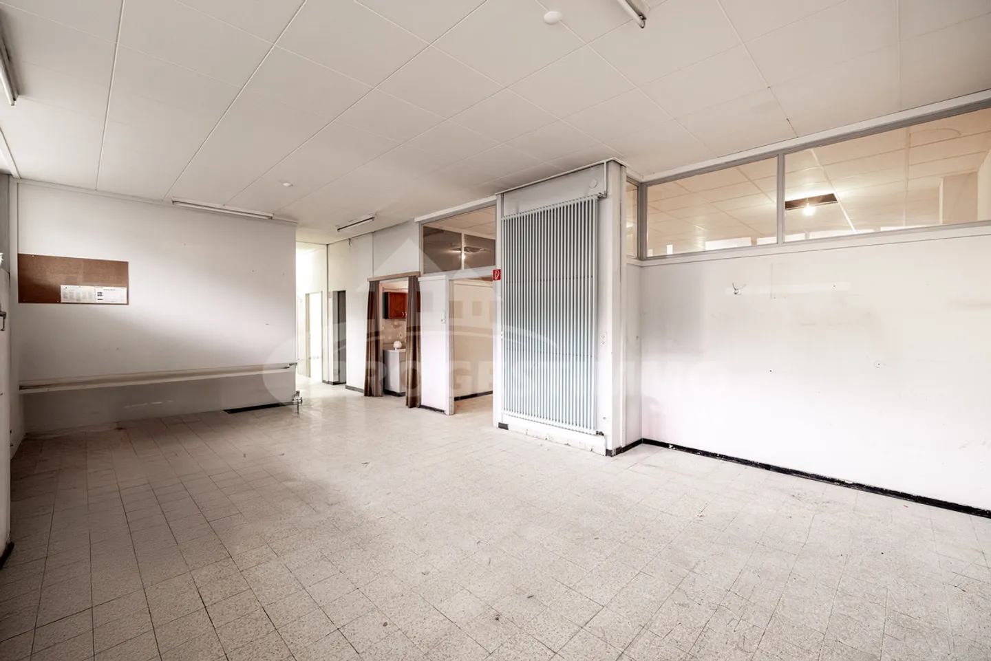 LARGE COMMERCIAL SPACE IN THE CENTER OF SION - Photo 4 of 11