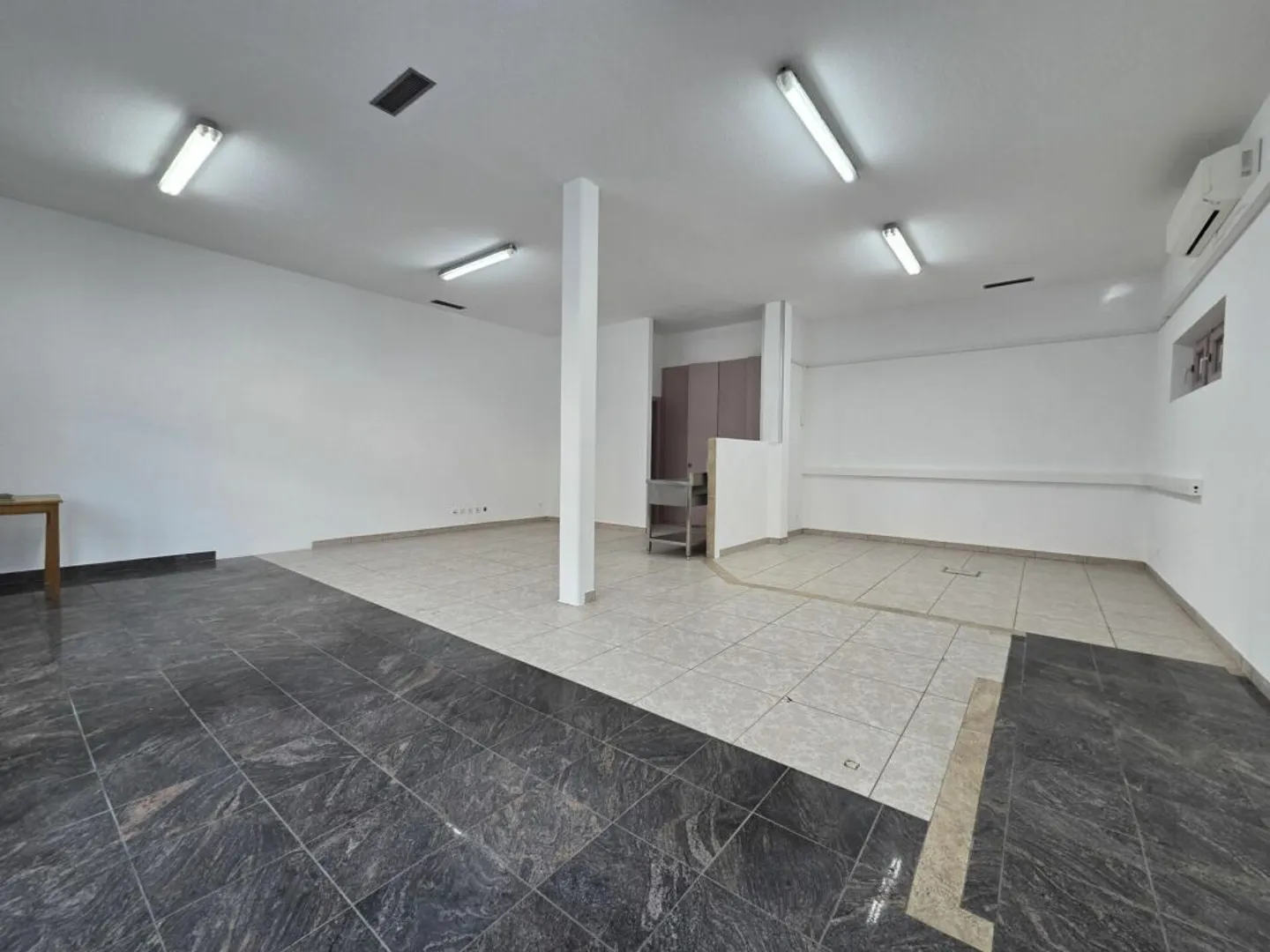 Locale al piano terra nel centro del villaggio con parcheggio - Foto 3 di 7