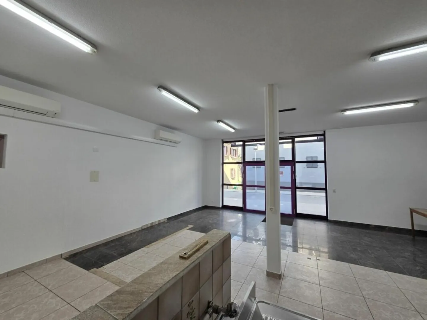 Locale al piano terra nel centro del villaggio con parcheggio - Foto 4 di 7