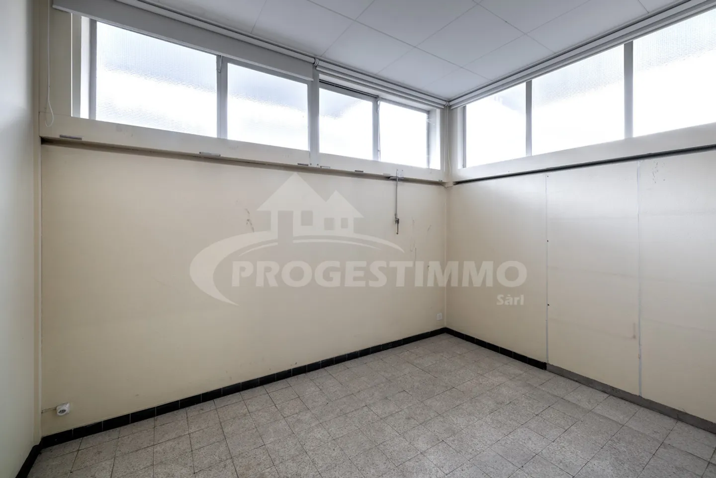 LARGE COMMERCIAL SPACE IN THE CENTER OF SION - Photo 5 of 11