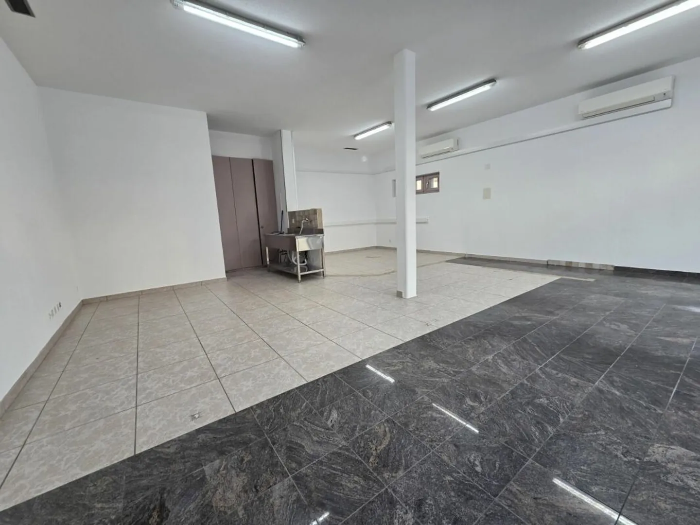 Locale al piano terra nel centro del villaggio con parcheggio - Foto 5 di 7