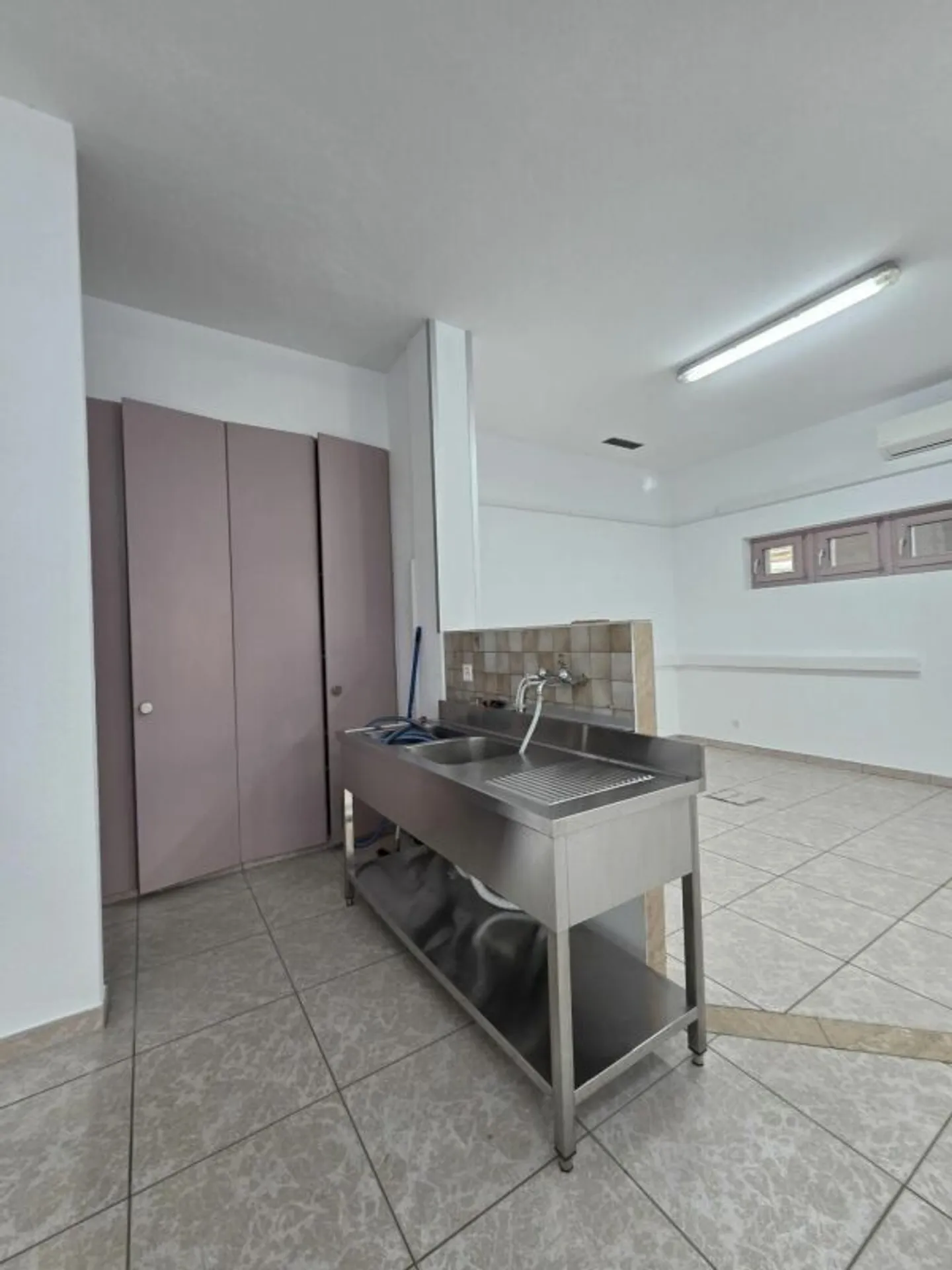 Locale al piano terra nel centro del villaggio con parcheggio - Foto 6 di 7