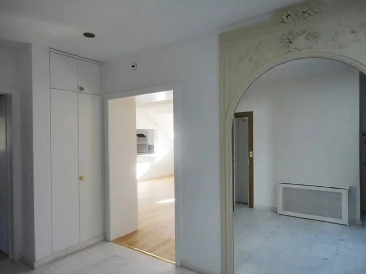 Grand appartement de 3 pièces d'env. 125m2 au 2ème étage - Photo 2 sur 5