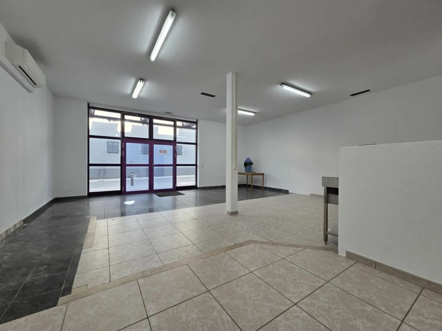 Locale al piano terra nel centro del villaggio con parcheggio - Foto 2 di 7