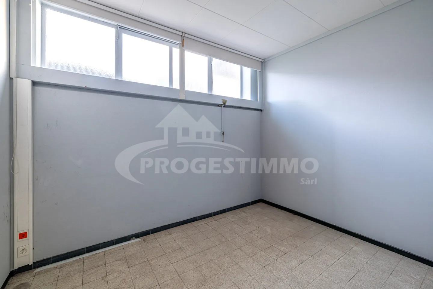 LARGE COMMERCIAL SPACE IN THE CENTER OF SION - Photo 8 of 11