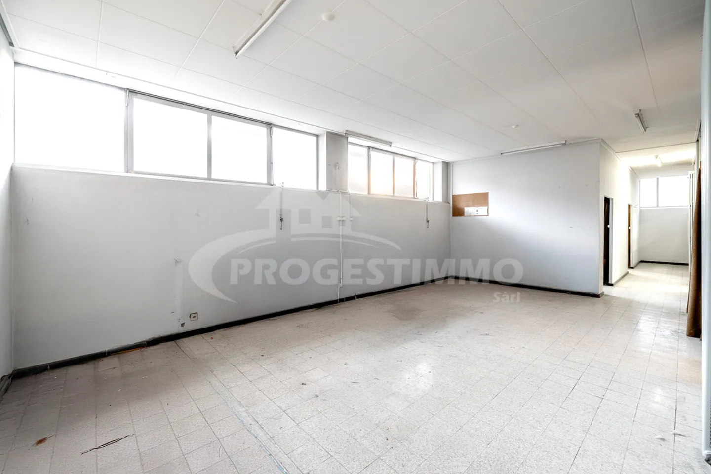 LARGE COMMERCIAL SPACE IN THE CENTER OF SION - Photo 9 of 11