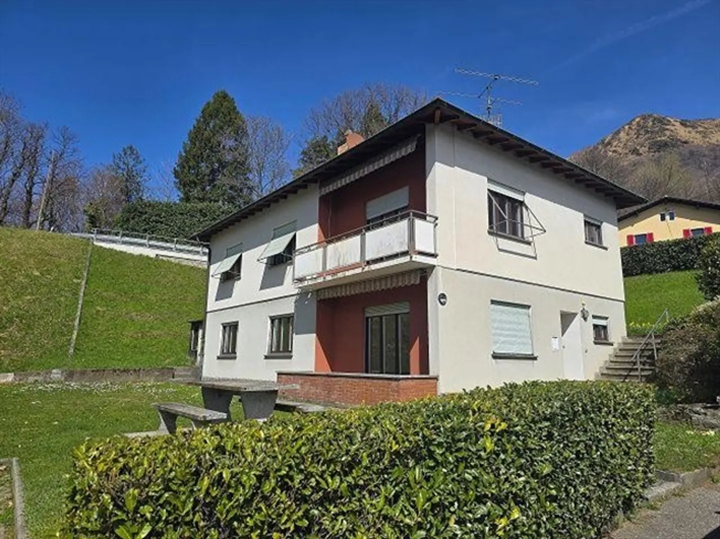 «Casa bifamiliare con app. di 3 e 4 locali con giardino con bella vista / 2-Familienhaus mit 3- und 4-Zimmer-Wohnungen an Aussichtslage» - Foto 1 di 20