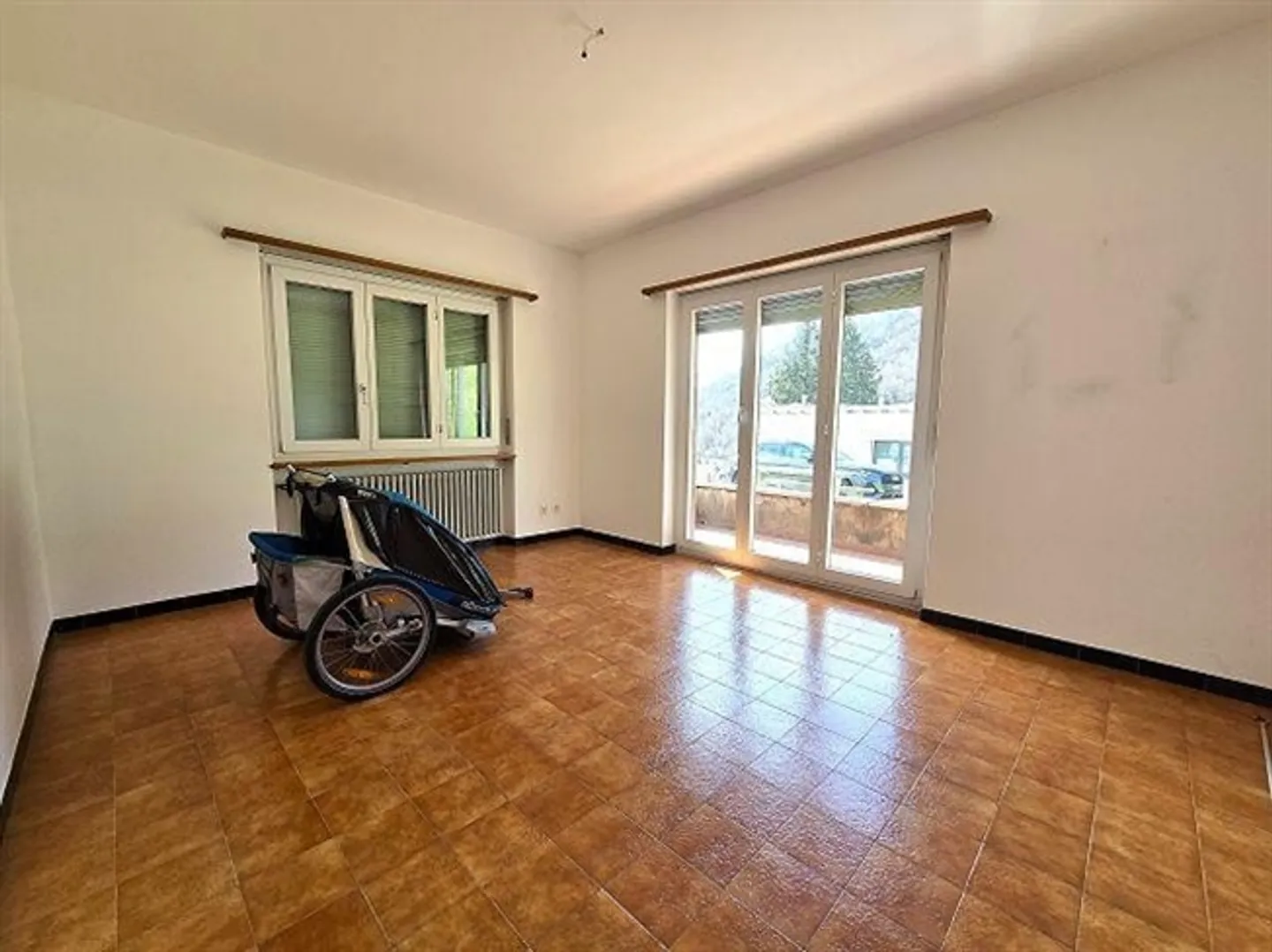 «Casa bifamiliare con app. di 3 e 4 locali con giardino con bella vista / 2-Familienhaus mit 3- und 4-Zimmer-Wohnungen an Aussichtslage» - Foto 2 di 20
