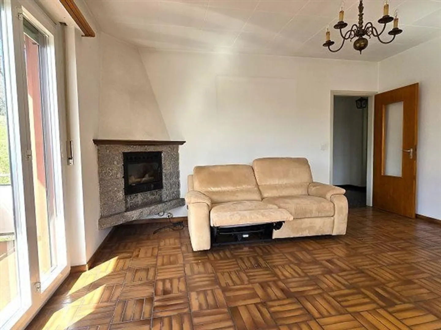«Casa bifamiliare con app. di 3 e 4 locali con giardino con bella vista / 2-Familienhaus mit 3- und 4-Zimmer-Wohnungen an Aussichtslage» - Foto 3 di 20