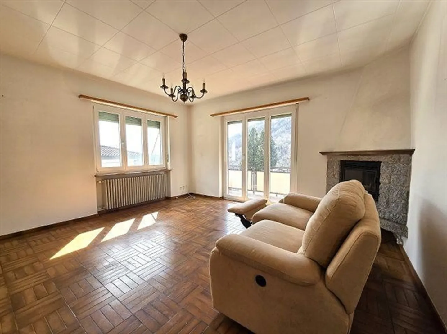 «Casa bifamiliare con app. di 3 e 4 locali con giardino con bella vista / 2-Familienhaus mit 3- und 4-Zimmer-Wohnungen an Aussichtslage» - Foto 4 di 20