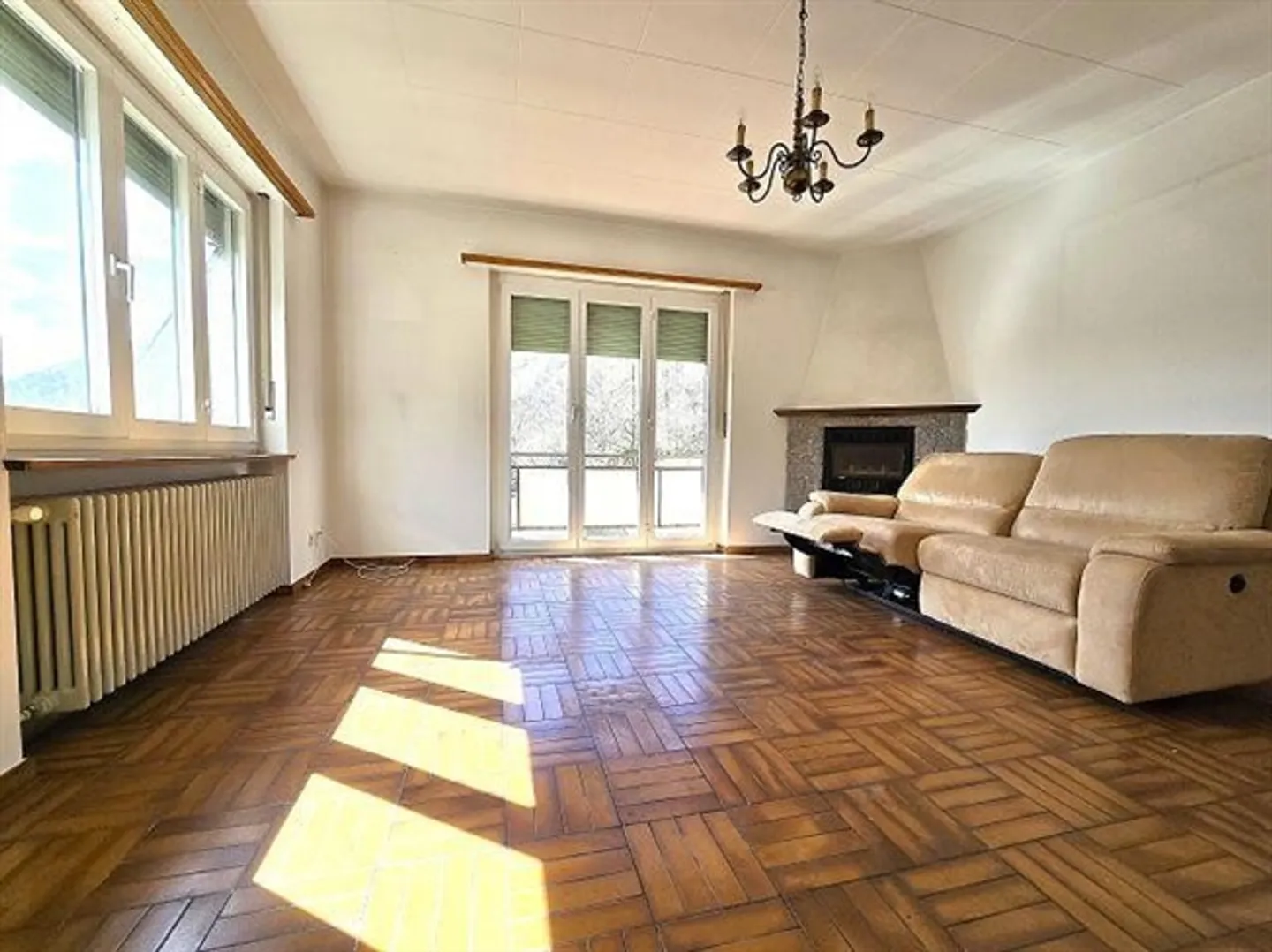 «Casa bifamiliare con app. di 3 e 4 locali con giardino con bella vista / 2-Familienhaus mit 3- und 4-Zimmer-Wohnungen an Aussichtslage» - Foto 6 di 20