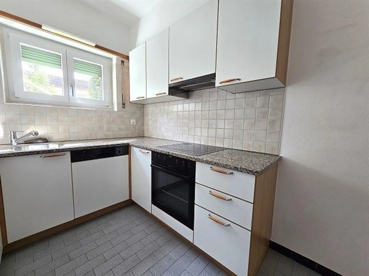 «Casa bifamiliare con app. di 3 e 4 locali con giardino con bella vista / 2-Familienhaus mit 3- und 4-Zimmer-Wohnungen an Aussichtslage» - Foto 8 di 20