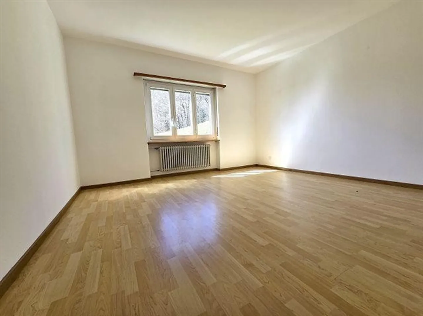 «Casa bifamiliare con app. di 3 e 4 locali con giardino con bella vista / 2-Familienhaus mit 3- und 4-Zimmer-Wohnungen an Aussichtslage» - Foto 13 di 20