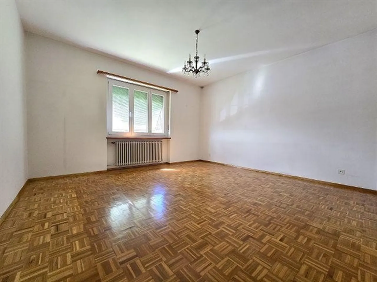 «Casa bifamiliare con app. di 3 e 4 locali con giardino con bella vista / 2-Familienhaus mit 3- und 4-Zimmer-Wohnungen an Aussichtslage» - Foto 16 di 20