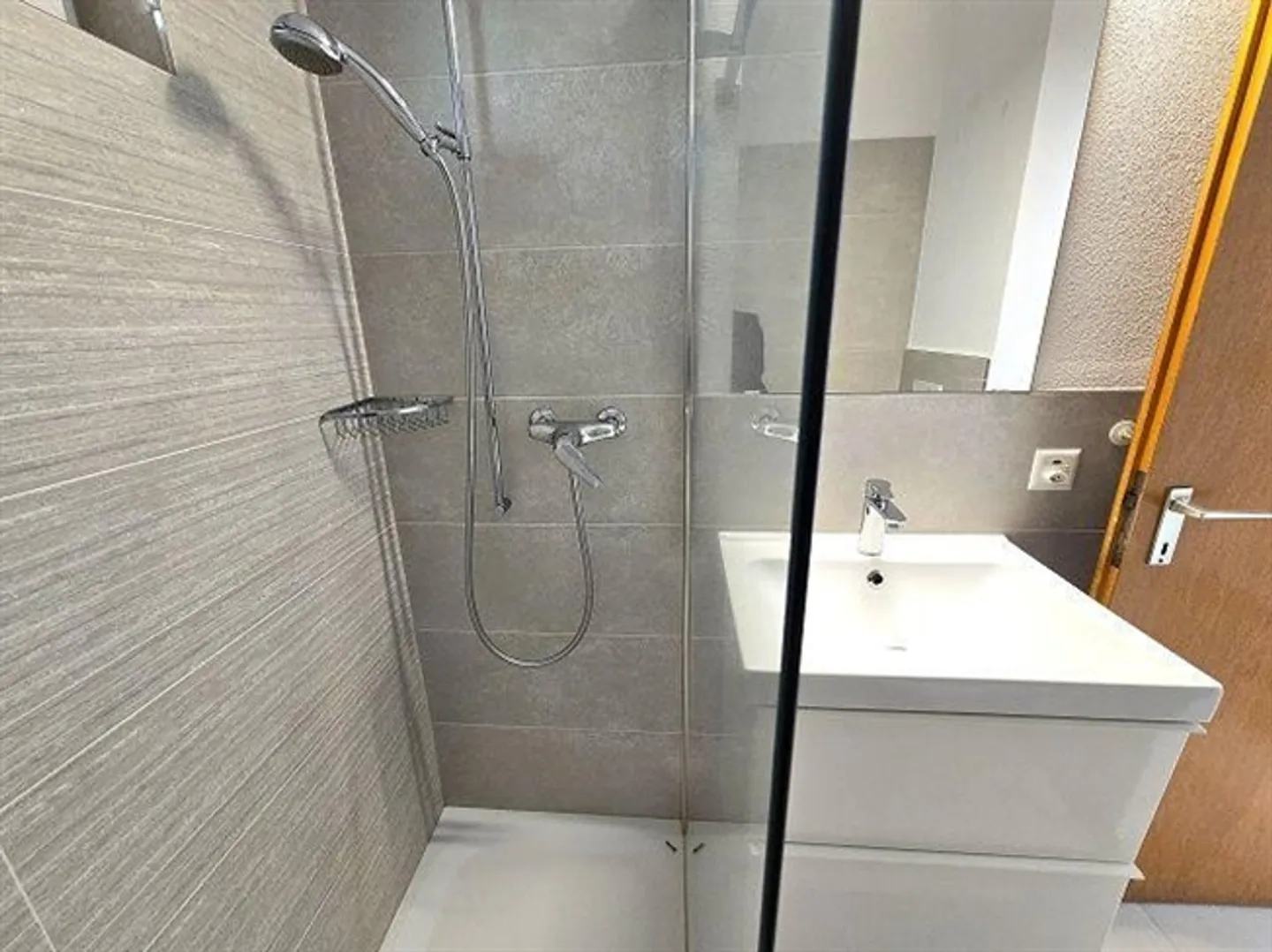 «Casa bifamiliare con app. di 3 e 4 locali con giardino con bella vista / 2-Familienhaus mit 3- und 4-Zimmer-Wohnungen an Aussichtslage» - Foto 19 di 20