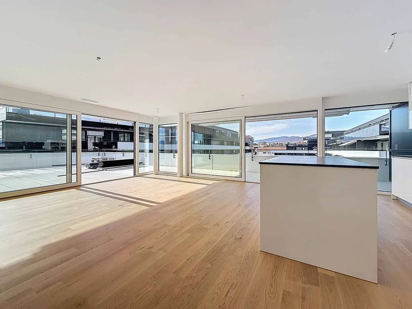 Luxurious 4.5 room corner apartment of 168m2 with 117m2 terrace on the 2nd floor - Photo 2 of 13