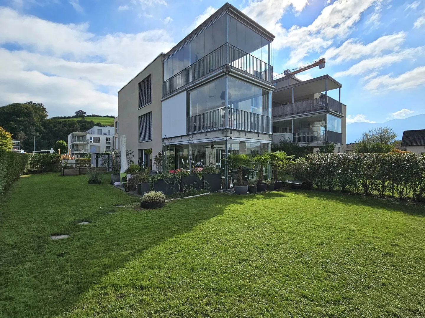 Appartamento con giardino di 4,5 stanze con circa 200 m2 di superficie giardino - Foto 1 di 16
