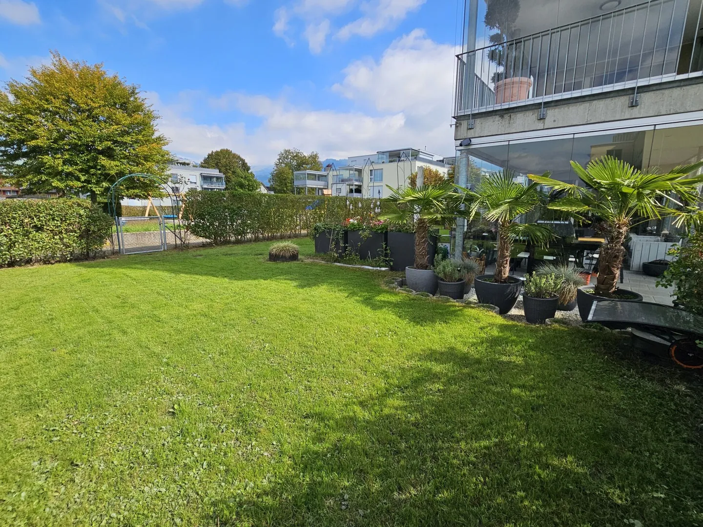 Appartamento con giardino di 4,5 stanze con circa 200 m2 di superficie giardino - Foto 2 di 16