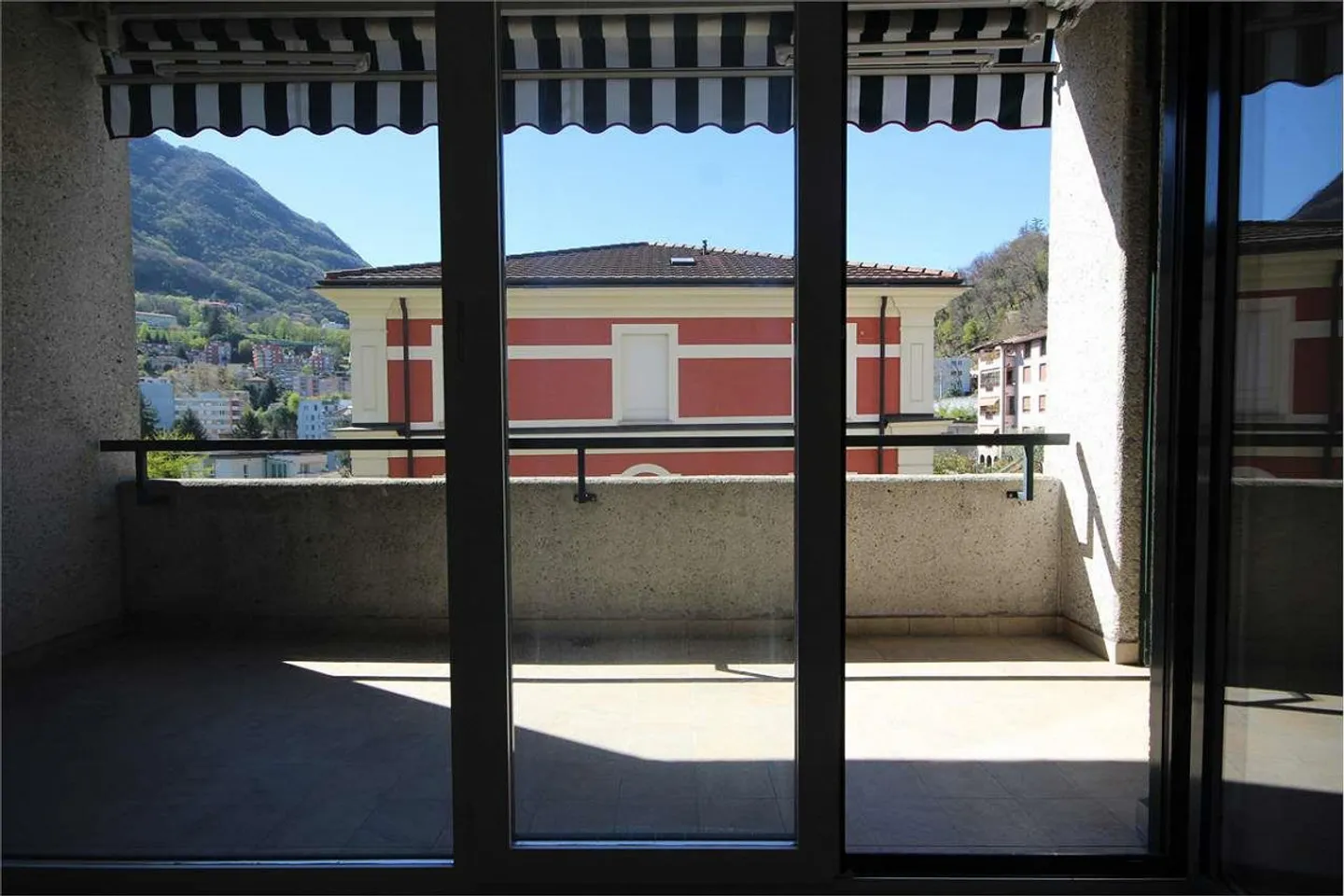 Lugano: renovated 3.5-room apartment with terrace - Photo 11 of 13