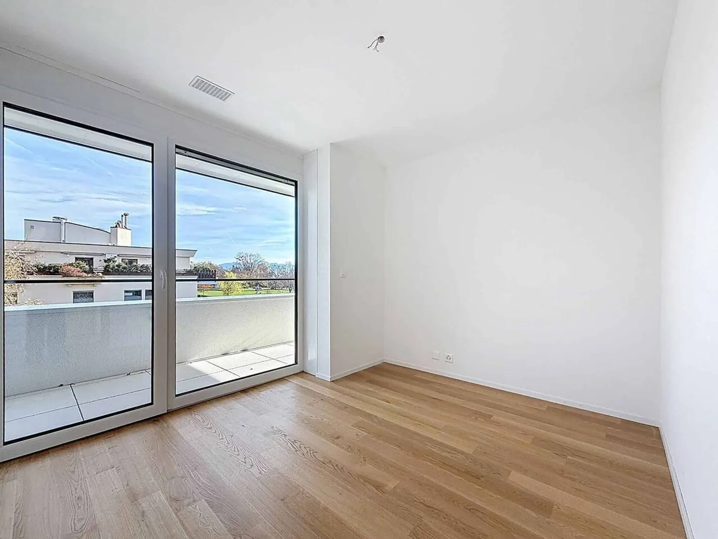 Luxurious 4.5 room corner apartment of 168m2 with 117m2 terrace on the 2nd floor - Photo 5 of 13