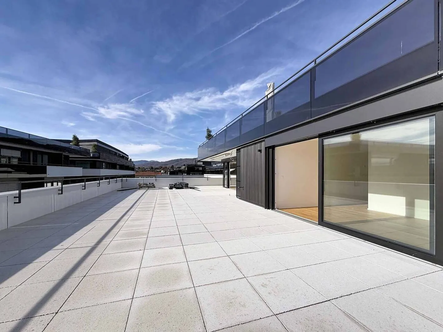 Luxurious 4.5 room corner apartment of 168m2 with 117m2 terrace on the 2nd floor - Photo 7 of 13