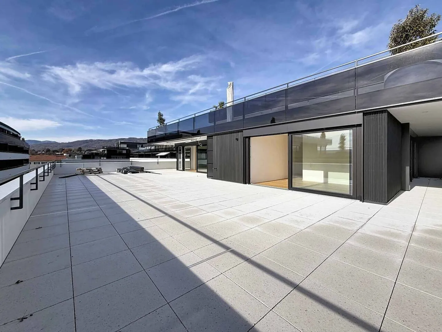 Luxurious 4.5 room corner apartment of 168m2 with 117m2 terrace on the 2nd floor - Photo 8 of 13