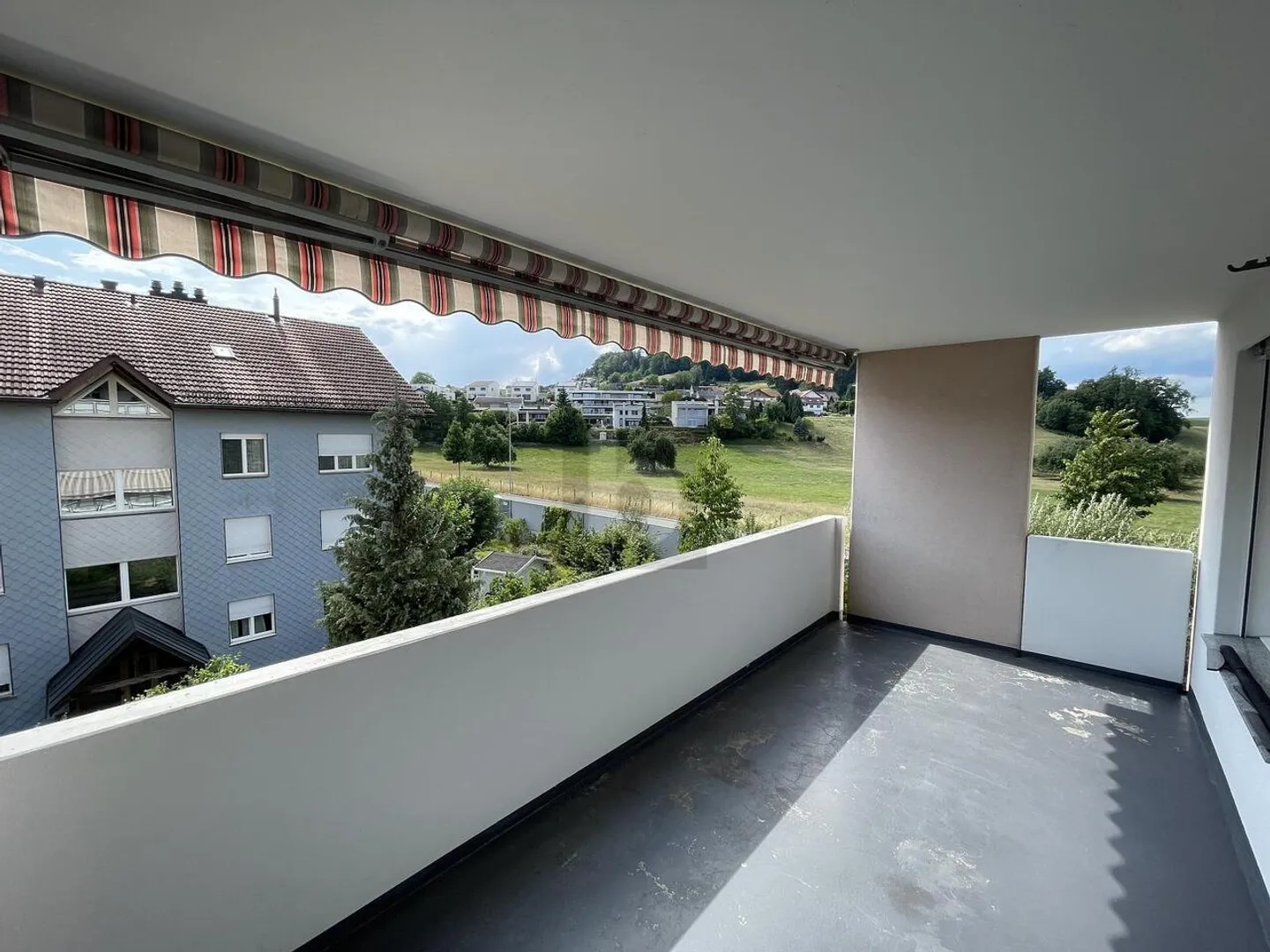 FAMILIENFREUNDLICH MIT GROSSEM BALKON - Foto 1 von 6